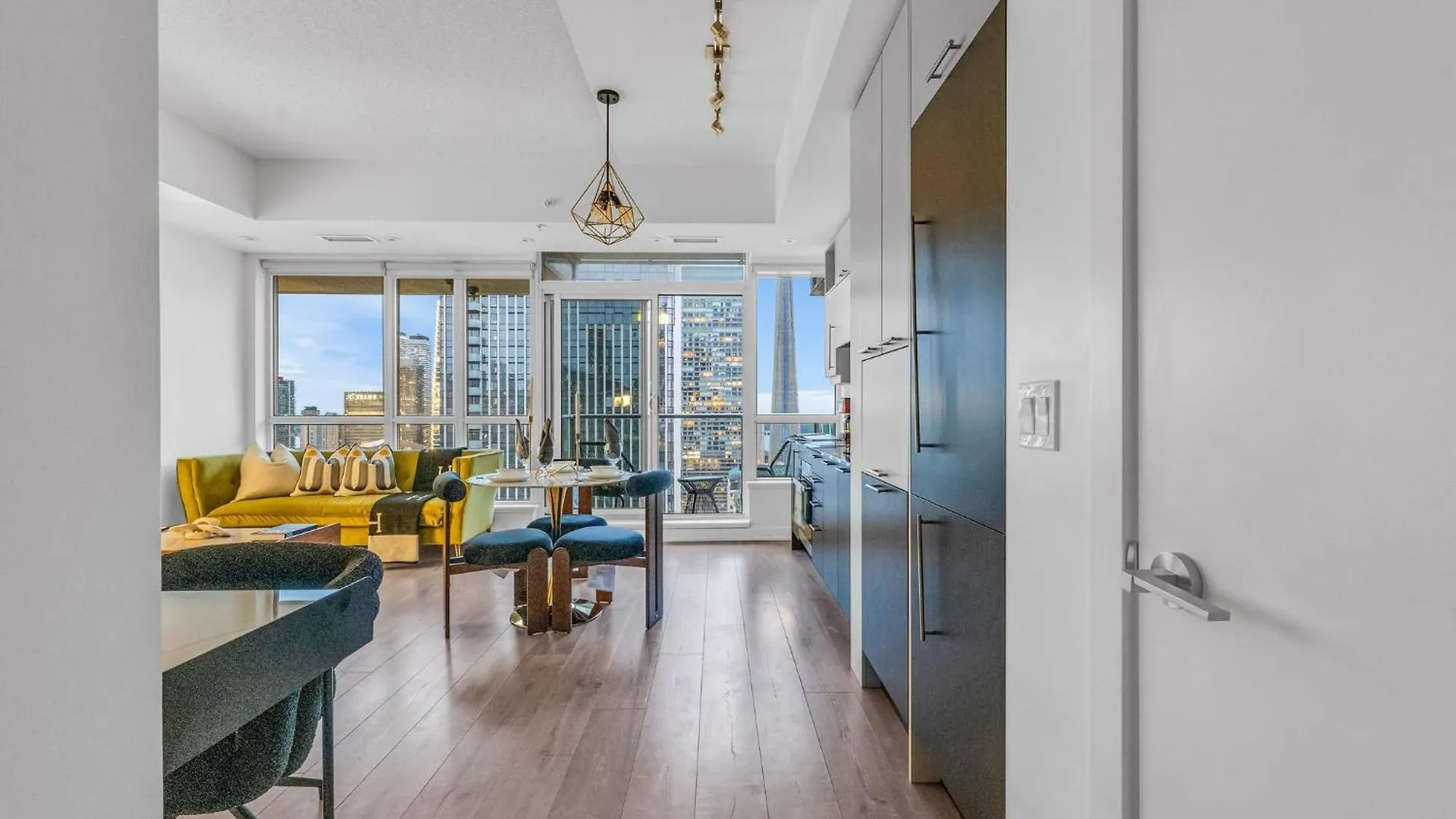 Deluxe 1Br Suite With Bird'S Eye Cn Tower Views Toronto Apartment