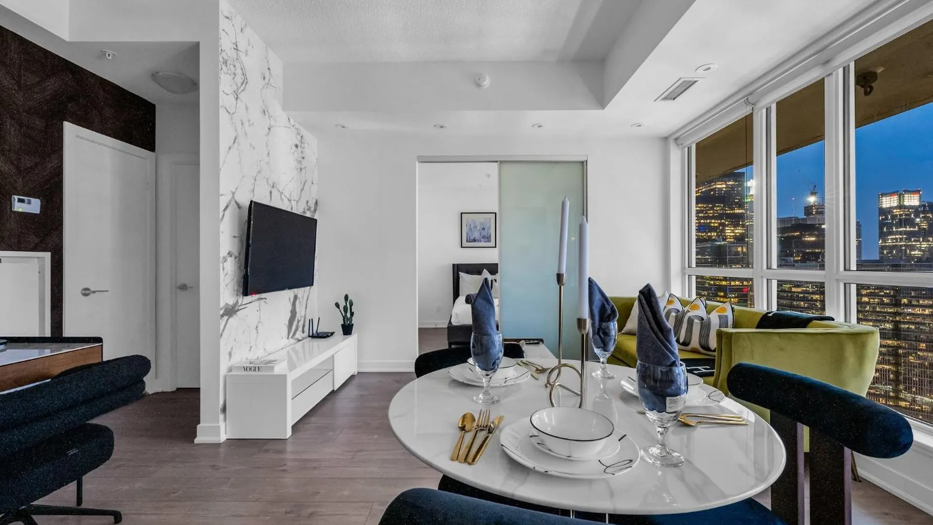 Deluxe 1Br Suite With Bird'S Eye Cn Tower Views Toronto Canada