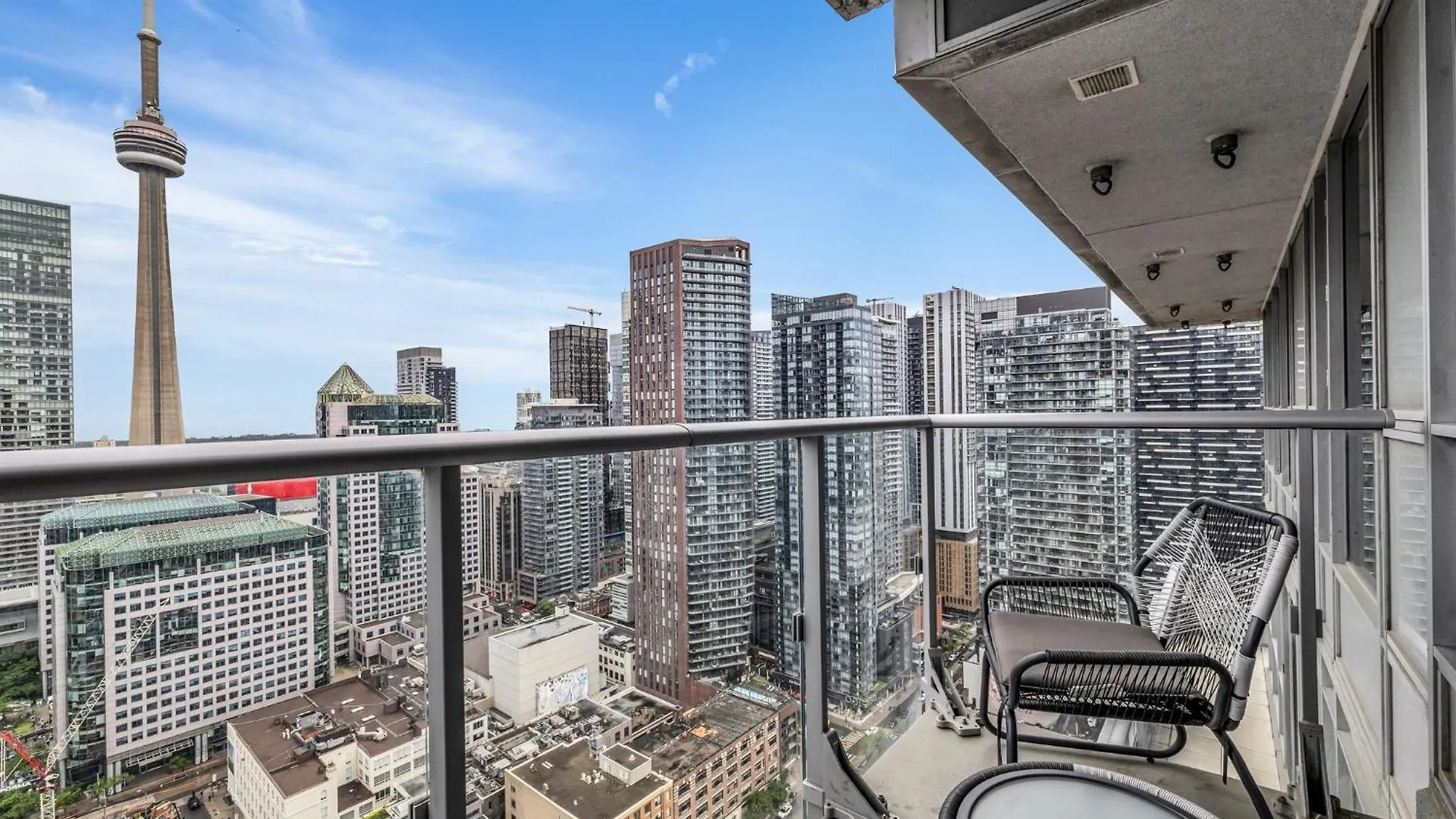Deluxe 1Br Suite With Bird'S Eye Cn Tower Views Toronto Apartment