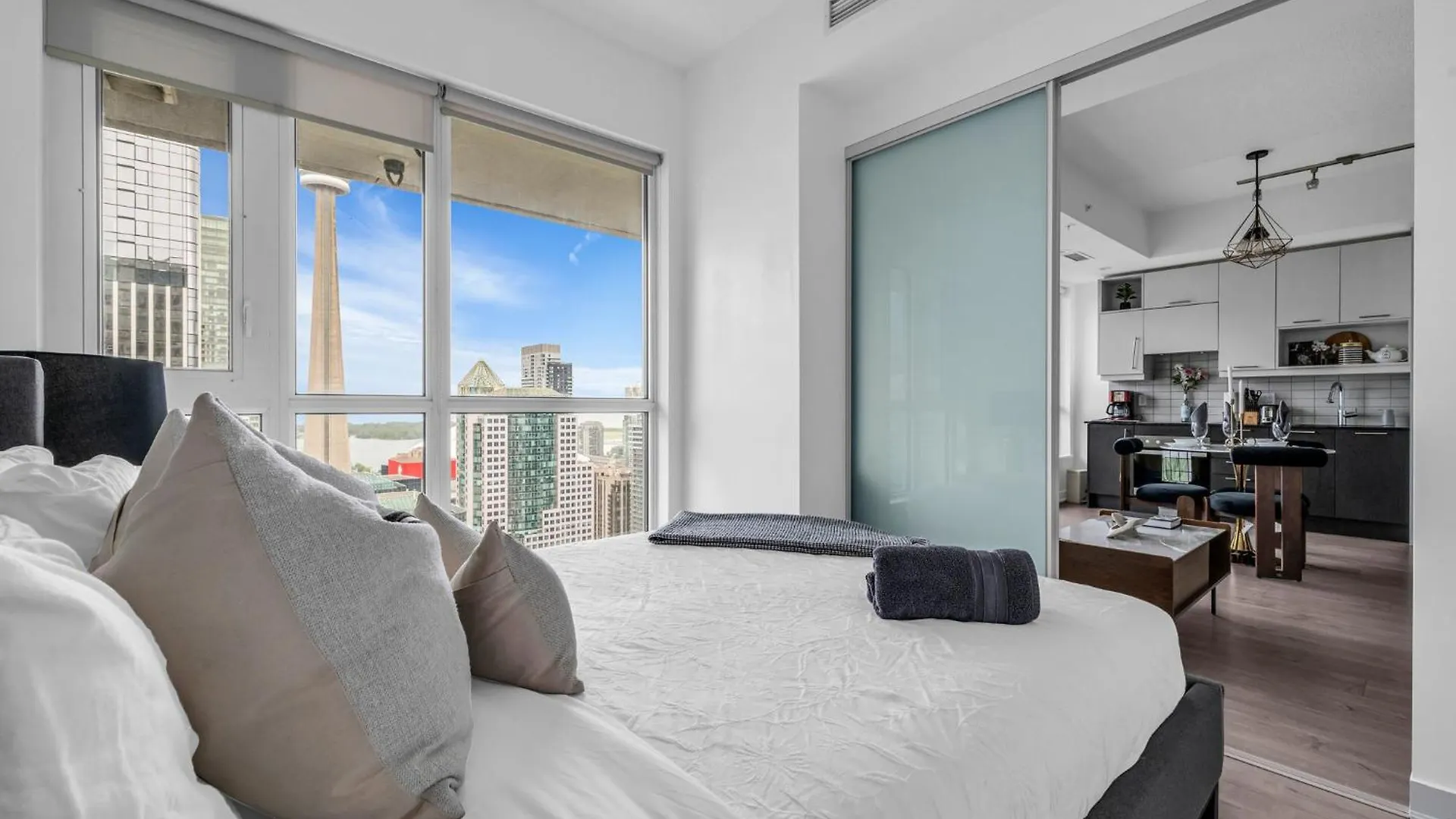 Deluxe 1Br Suite With Bird'S Eye Cn Tower Views Toronto Apartment