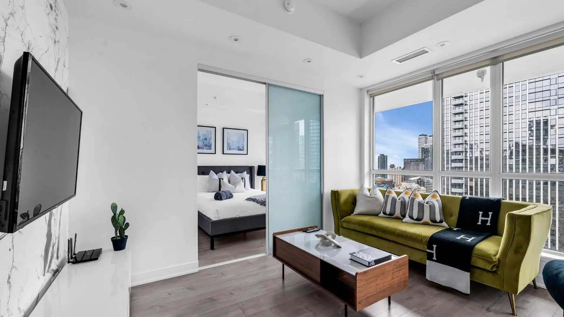 Deluxe 1Br Suite With Bird'S Eye Cn Tower Views Toronto Kanada