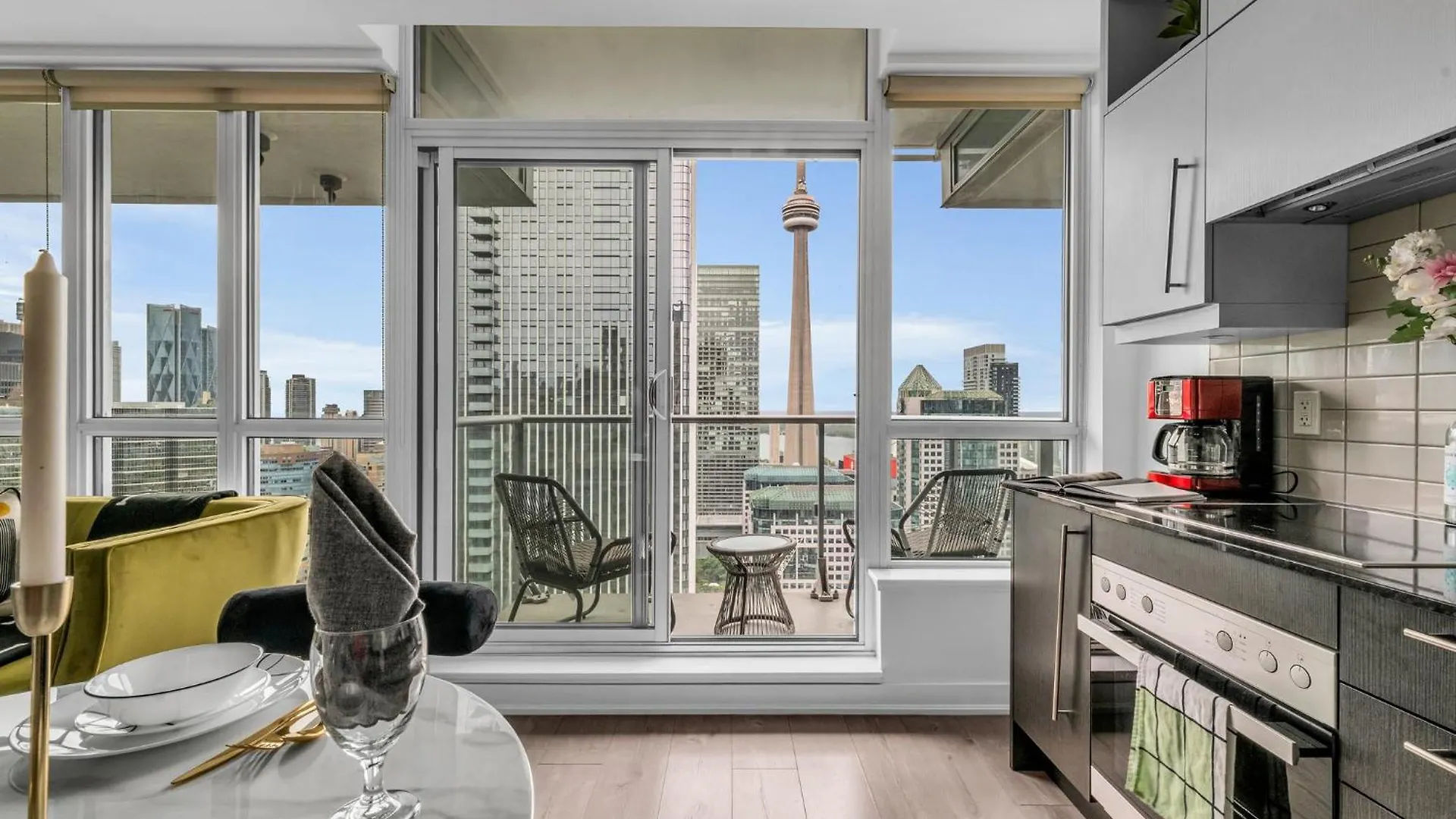 Deluxe 1Br Suite With Bird'S Eye Cn Tower Views Toronto Kanada