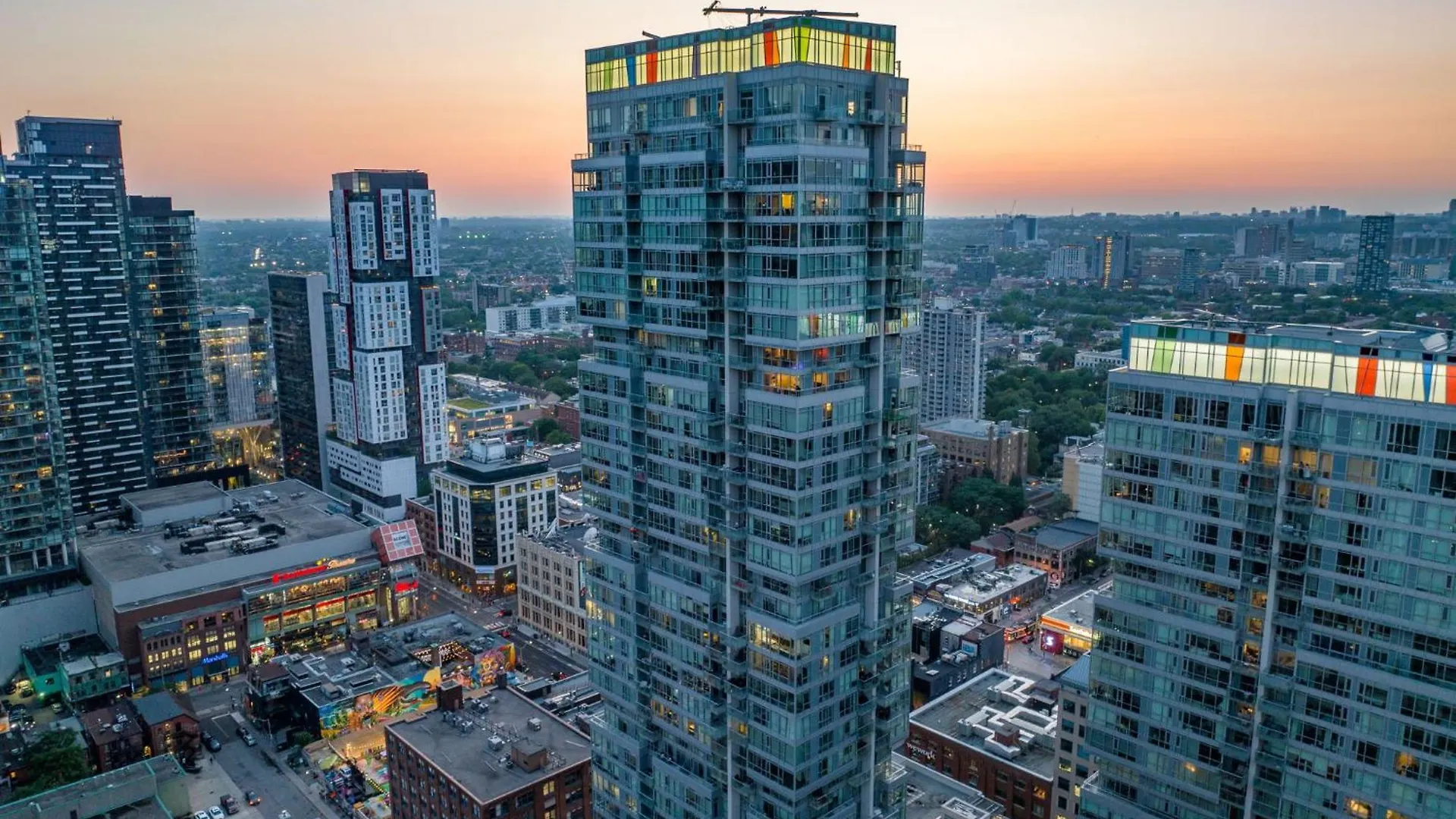 Deluxe 1Br Suite With Bird'S Eye Cn Tower Views Toronto Apartmán